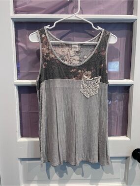 Kaileigh Gray Floral Yoke Tank with Lace Pocket